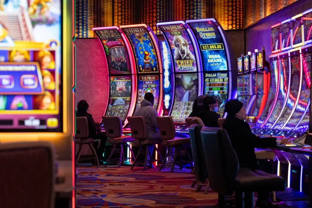 Jogador avaliando casinos online em 2026